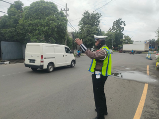 Satlantas Polres Pelabuhan Tanjung Perak Intensifkan Patroli dan Pengaturan Lalu Lintas, Arus Kendaraan Terpantau Lancar dan Tertib