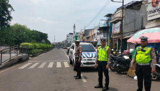Personel Polsek Semampir Laksanakan Patroli Kamtibmas Di Pintu Masuk Wisata Religi Sunan Ampel