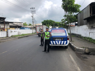 Pengaturan Arus Lalu Lintas oleh Personel Polsek Krembangan Antisipasi Kemacetan di Jalan Ikan Dorang