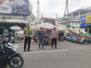 Patroli Kamtibmas Polsek Semampir di Kawasan Wisata Religi Sunan Ampel Antisipasi Parkir Liar dan Kerawanan 3C