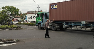 Pengaturan Arus Lalu Lintas di Jalan Kalianak, Polsek Krembangan Antisipasi Peningkatan Volume Kendaraan