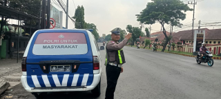 Patroli Pemantauan Arus Lalu Lintas oleh Polsek Krembangan di Jalan Gresik untuk Menjaga Kelancaran dan Keamanan Pengguna Jalan