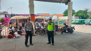 Patroli Kamtibmas Polsek Semampir di Terminal Wisata Religi Makam Sunan Ampel untuk Menjaga Keamanan Peziarah dan Ketertiban Lingkungan