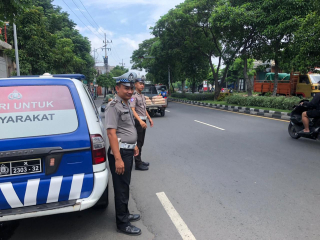 Pengaturan dan Pemantauan Arus Lalu Lintas oleh Personel Polsek Krembangan di Jalan Demak untuk Antisipasi Kemacetan dan Laka Lantas