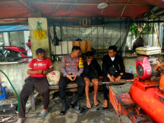 Bhabinkamtibmas Kelurahan Bongkaran Intensifkan Sambang Warga, Perkuat Pencegahan Curanmor