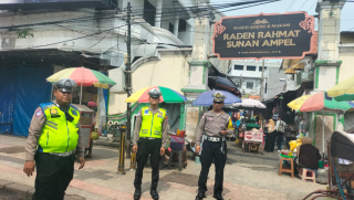 Patroli Kamtibmas Polsek Semampir di Kawasan Wisata Religi Sunan Ampel Perkuat Rasa Aman Peziarah