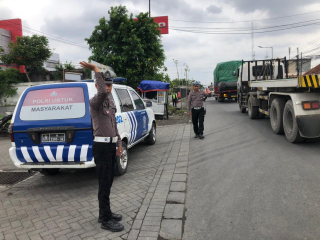 Pengaturan Lalu Lintas di SPBU Kalianak, Polsek Krembangan Pastikan Arus Tetap Lancar