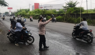 Pengaturan Arus Lalu Lintas Pagi di Jalan Kalianak, Personel Polsek Krembangan Pastikan Kelancaran dan Keamanan