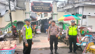 Patroli Kamtibmas Polsek Semampir Antisipasi Kerawanan di Kawasan Wisata Religi Sunan Ampel