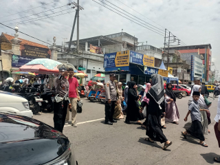 Patroli Kamtibmas Polsek Semampir Antisipasi Gangguan Keamanan di Terminal Wisata Religi Sunan Ampel