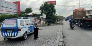Pemantauan Lalu Lintas Polsek Krembangan di Depan SPBU Morokrembangan