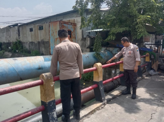 Patroli Krembangan 14.22 Lakukan Pengecekan Debit Air dan Antisipasi 3C di Jalan Demak