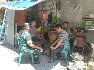 Bhabinkamtibmas Ampel Bersama Babinsa Sambang Warga Sampaikan Pesan Kamtibmas