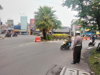 Pemantauan Lalu Lintas Polsek Krembangan Pastikan Kelancaran Arus di TL Mbah Ratu