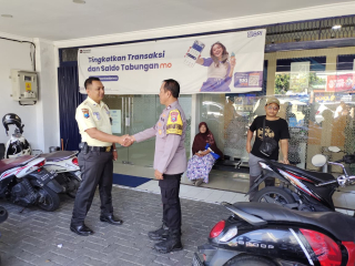 Bhabinkamtibmas Sidotopo Wetan Laksanakan Sambang Kamtibmas di Bank BRI Unit Pogot untuk Tingkatkan Kewaspadaan dan Pelayanan Humanis