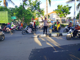 Bhabinkamtibmas Polsek Kenjeran Laksanakan Pos Awal Pagi Dukung Kelancaran Pelajar dan Pekerja di Jalan Nambangan Surabaya