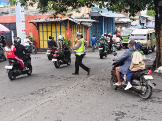 Personel Polsek Kenjeran Laksanakan Protap Pagi Pos Awal di Jembatan Pogot untuk Jaga Kelancaran Arus Lalu Lintas