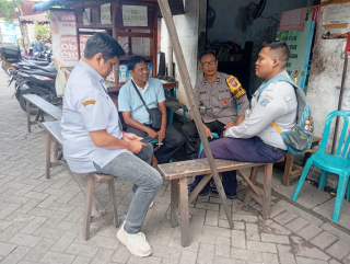 Bhabinkamtibmas Nyamplungan Intensifkan Sambang Warga di Jalan KH Mas Mansyur untuk Penguatan Kamtibmas dan Pencegahan Kenakalan Remaja