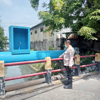 Patroli Polsek Krembangan Fokus Pengecekan Pompa dan Debit Air di Jalan Demak untuk Antisipasi Genangan dan Gangguan Kamtibmas