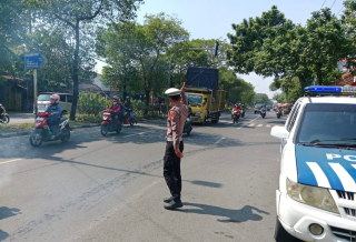 Pemantauan dan Pengaturan Arus Lalu Lintas di Jalan Demak, Personel Polsek Krembangan Antisipasi Kemacetan dan Kerawanan Laka Lantas