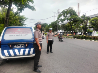 Pemantauan Intensif Arus Lalu Lintas di Jalan Demak, Personel Polsek Krembangan Antisipasi Kemacetan dan Kerawanan Kecelakaan