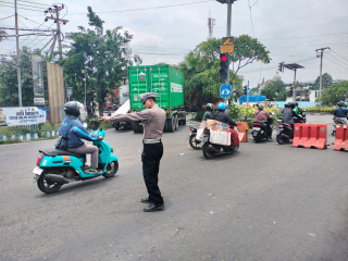Pengalihan Arus Lalu Lintas Polsek Krembangan Atasi Kepadatan di Jalan Demak