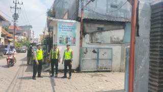 Personel Polsek Semampir Patroli Kamtibmas di Jalan Petukangan Antisipasi Kerawanan