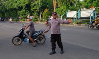 Pengamanan Pos Awal Bhabinkamtibmas Kenjeran di SMA Negeri 19 untuk Kelancaran Arus Lalu Lintas dan Pencegahan Kerawanan