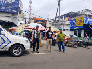 Patroli Harkamtibmas Polsek Semampir di Pintu Masuk Wisata Religi Sunan Ampel Antisipasi Kerawanan Peziarah dan 3C