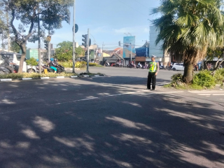 Polsek Krembangan Berikan Pelayanan Pengaturan Lalu Lintas Pagi Di Simpang Tiga Mbah Ratu