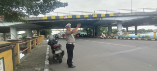 Polsek Krembangan Intensifkan Patroli Antisipasi Kepadatan Lalu Lintas Di Bawah Tol Gadukan