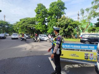 Satlantas Polres Pelabuhan Tanjung Perak Intensifkan Patroli Dan Pengaturan Lalu Lintas