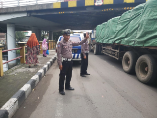 Patroli Polsek Krembangan Jaga Kelancaran Lalu Lintas Di Bawah Jembatan Tol Gadukan