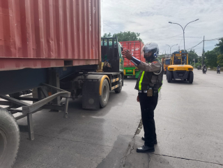 Satlantas Laksanakan Patroli Dan Pengaturan Lalu Lintas Di Wilayah Pelabuhan Tanjung Perak