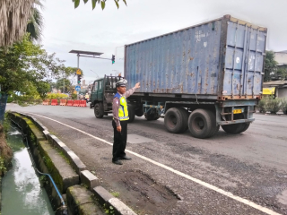 Pemantauan Arus Lalu Lintas Di Simpang Tiga Mbah Ratu, Polsek Krembangan Antisipasi Kerawanan Dan Laka Lantas