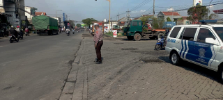 Polsek Krembangan Tingkatkan Patroli Pemantauan Arus Lalu Lintas Dan Antrean Kendaraan Di Sekitar SPBU Morokrembangan