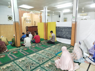 Kasat Binmas Polres Pelabuhan Tanjung Perak Sampaikan Himbauan Kamtibmas Usai Sholat Berjamaah di Asemrowo