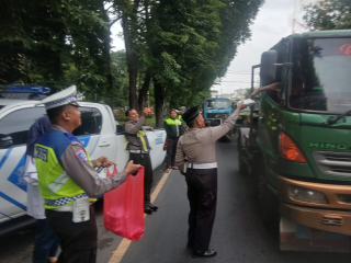 Satlantas Polres Pelabuhan Tanjung Perak Bagikan 150 Takjil di Jalan Perak Timur, Ajak Warga Tertib Lalu Lintas