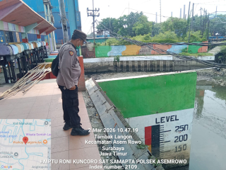 Personil Polsek Asemrowo Pantau Debit Air Rumah Pompa Balong II