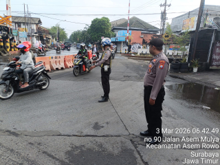 Pelayanan Pagi Polsek Asemrowo di Perlintasan Kereta Api Jalan Tambak Mayor Pastikan Arus Lalu Lintas Lancar dan Aman
