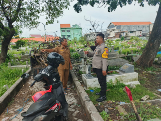 Bhabinkamtibmas Pegirian Laksanakan Sambang ke Kepala Makam Wonokusumo, Sampaikan Pesan Kamtibmas dan Antisipasi Kerawanan