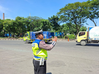 Satlantas Polres Pelabuhan Tanjung Perak Laksanakan Patroli, Pengaturan dan Pemantauan Arus Lalu Lintas di Sejumlah Titik Strategis