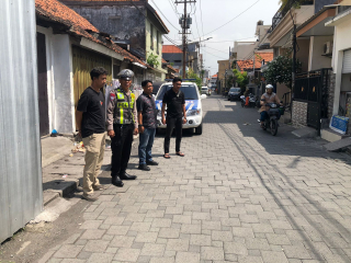 Polsek Semampir Laksanakan Patroli Harkamtibmas di Jalan Petukangan, Antisipasi Peziarah dan Potensi Kerawanan 3C
