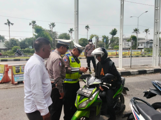 Polsek Kenjeran Gelar Razia Kendaraan Bermotor di Pospol Suramadu, Antisipasi Gangguan Kamtibmas dan Tingkatkan Kesadaran Berlalu Lintas