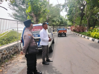 Polsek Kenjeran Gelar Patroli Harkamtibmas di Pantai Batu-Batu Kejawan Lor, Antisipasi 3C dan Pastikan Situasi Kondusif