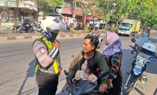 Satlantas Polres Pelabuhan Tanjung Perak Gelar Sosialisasi Tatap Muka Tertib Berlalu Lintas kepada Masyarakat