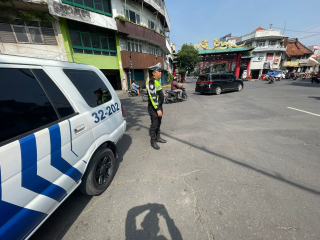 Polsek Pabean Cantikan Laksanakan Patroli Harkamtibmas di Lampu Traffic Light Jalan Kembang Jepun, Pastikan Arus Lalu Lintas Lancar