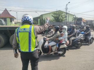 Satlantas Polres Pelabuhan Tanjung Perak Laksanakan Patroli, Pengaturan dan Pemantauan Arus Lalu Lintas di Sejumlah Titik Strategis