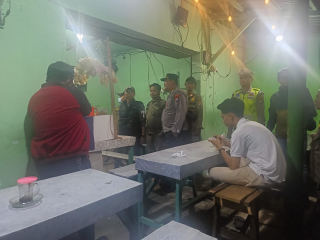 Patroli Cipta Kondisi Menjelang Sahur di Wilayah Polsek Kenjeran Berlangsung Aman dan Kondusif