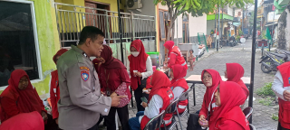 Bhabinkamtibmas Krembangan Utara Berikan Himbauan Kamtibmas dan Kewaspadaan Lingkungan di Jalan Dapukan